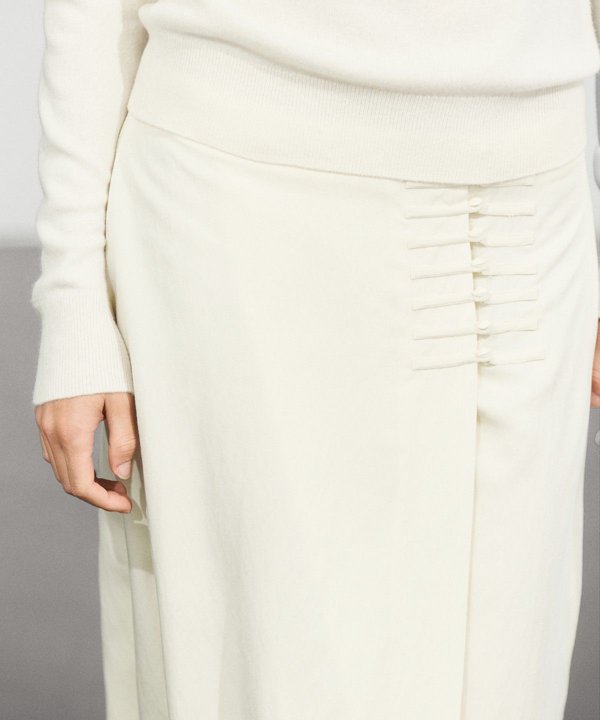 마시모두띠(MASSIMO DUTTI) 스웨이드 스트레이트 미디 스커트 버튼 디테일