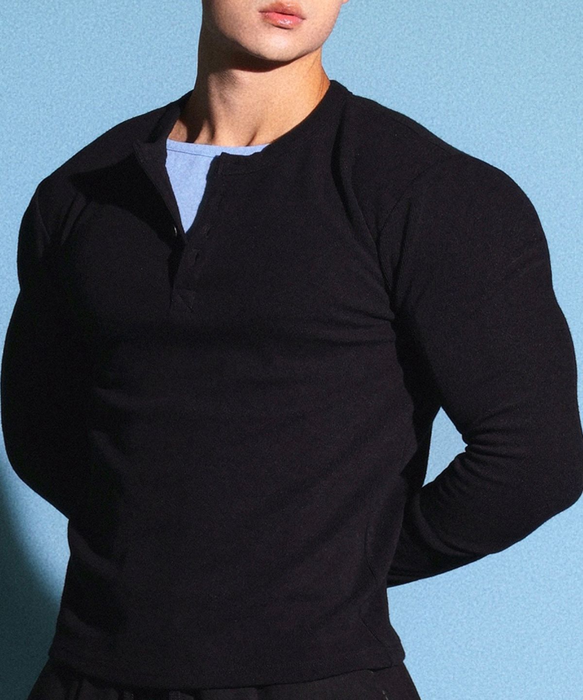 핸틀(HENTLE) 헨리넥 레이어드 바디핏 티셔츠(블랙/스카이블루)