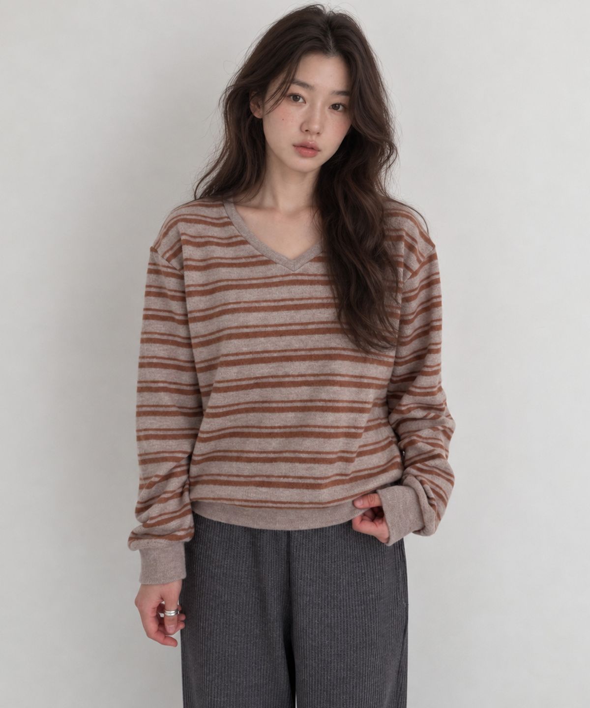 넌즈시(NUNZSI) 스트라이프 브러쉬 브이넥 풀오버 베이지