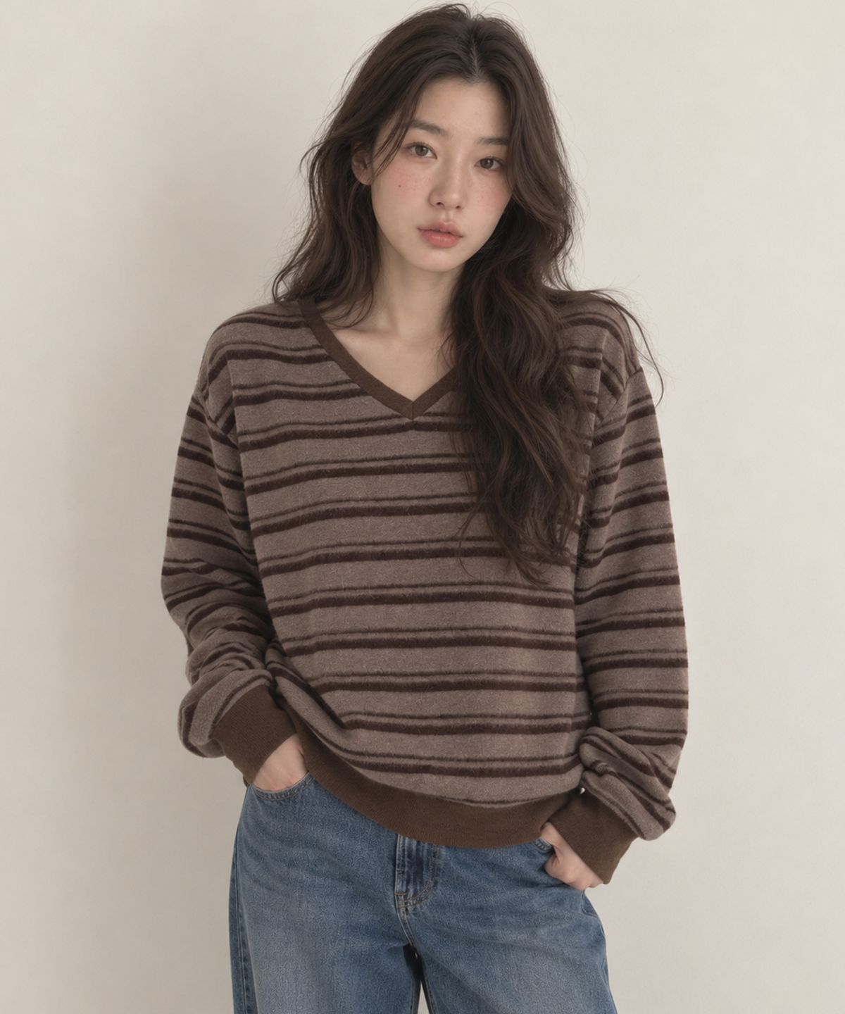 넌즈시(NUNZSI) 스트라이프 브러쉬 브이넥 풀오버 브라운