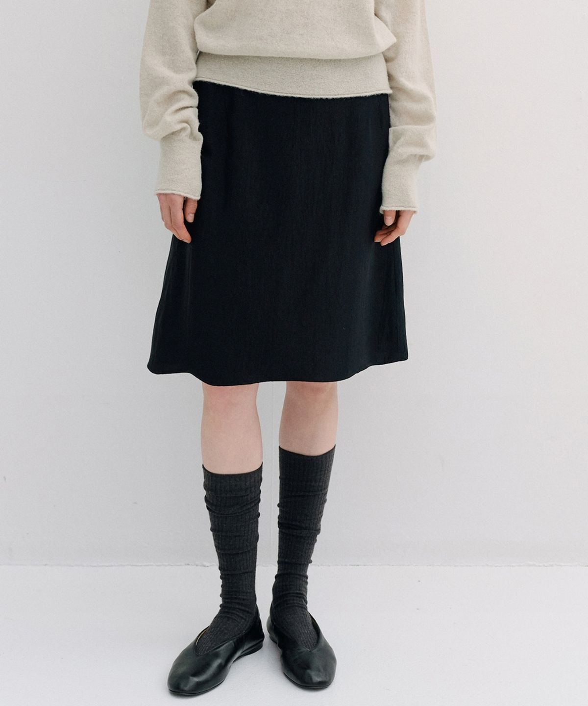 블랭크03(BLANK03) embroidery silky midi skirt (black)