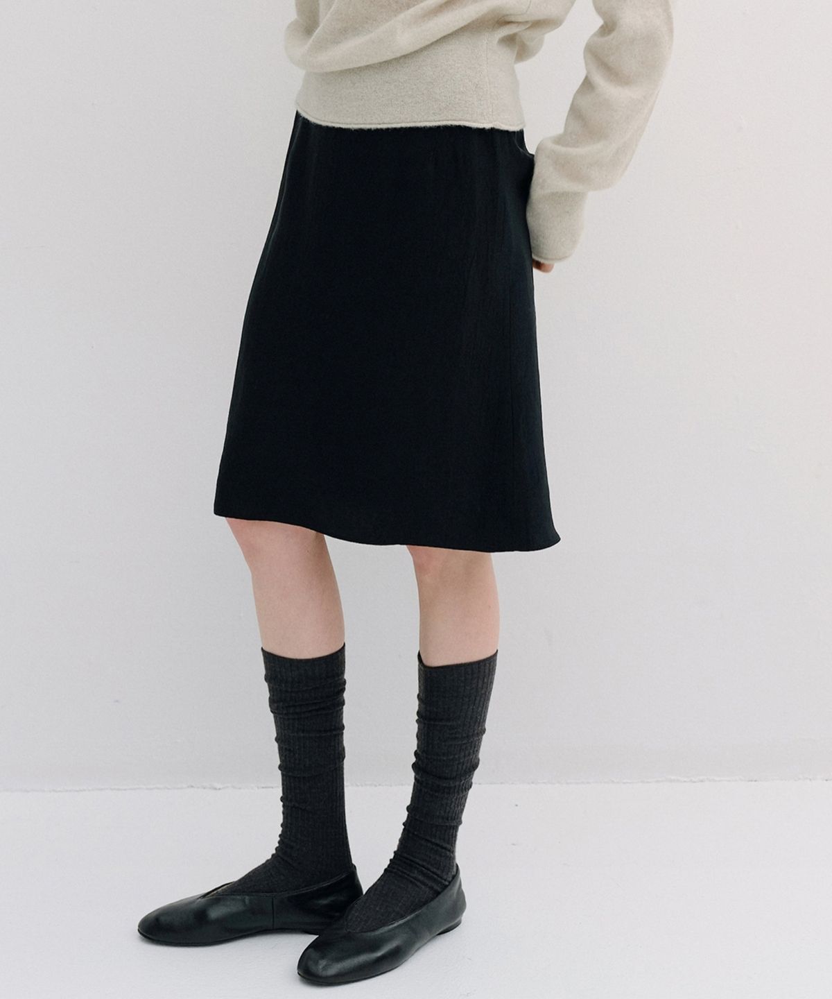 블랭크03(BLANK03) embroidery silky midi skirt (black)