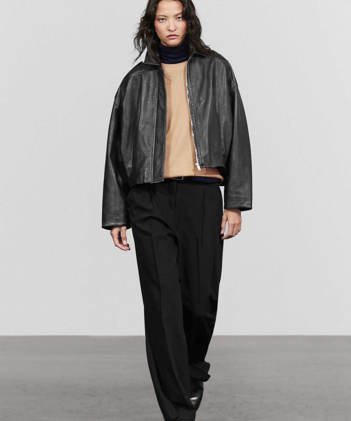 마시모두띠(MASSIMO DUTTI) 라펠 칼라 나파 가죽 봄버 자켓