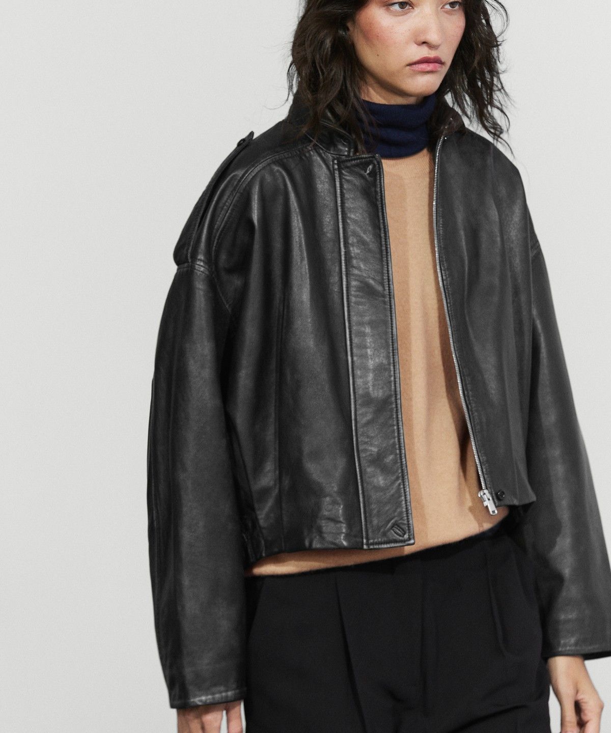 마시모두띠(MASSIMO DUTTI) 라펠 칼라 나파 가죽 봄버 자켓
