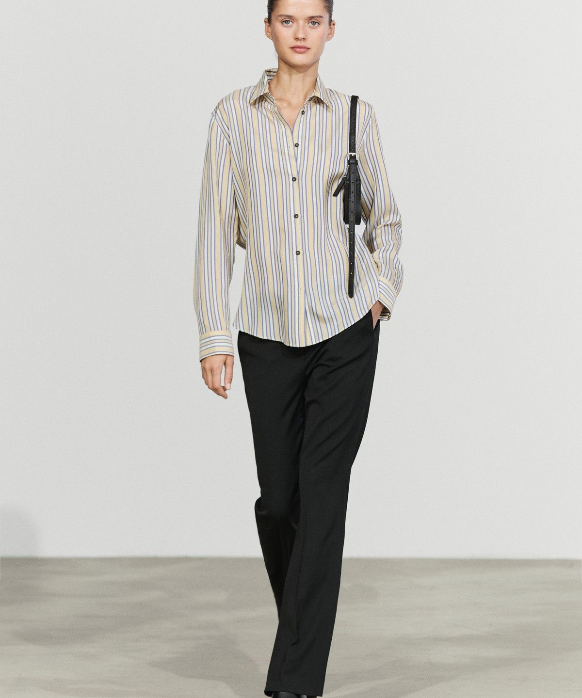 마시모두띠(MASSIMO DUTTI) 스웨이드 디테일 스트라이프 플루이드 셔츠