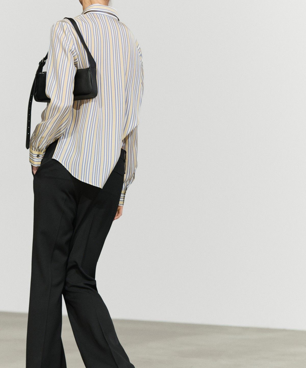 마시모두띠(MASSIMO DUTTI) 스웨이드 디테일 스트라이프 플루이드 셔츠