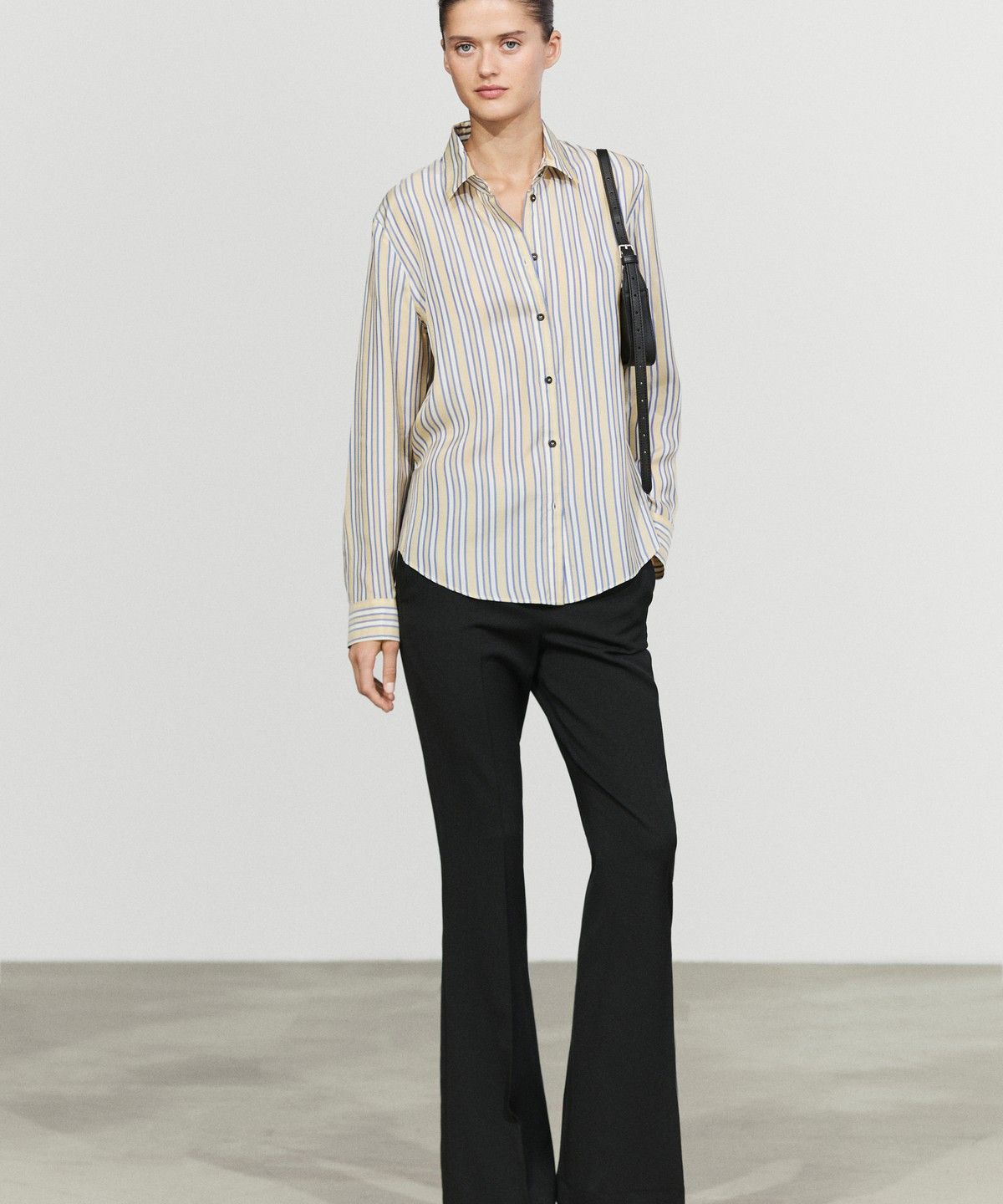 마시모두띠(MASSIMO DUTTI) 스웨이드 디테일 스트라이프 플루이드 셔츠