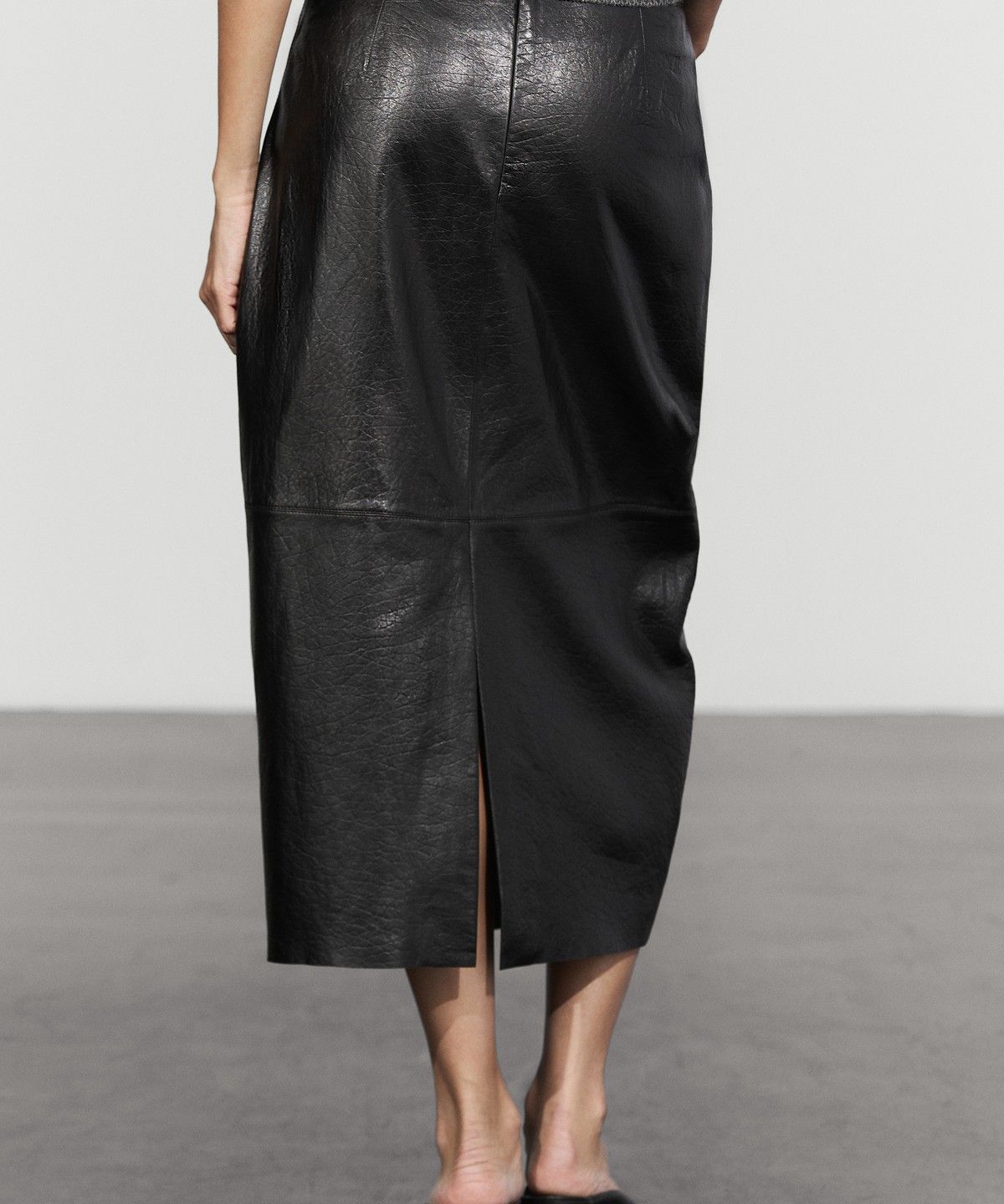 마시모두띠(MASSIMO DUTTI) 벌룬 실루엣 나파 가죽 미디 스커트