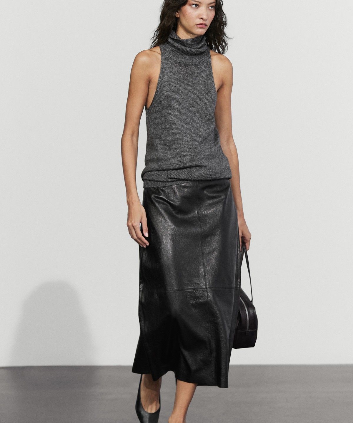 마시모두띠(MASSIMO DUTTI) 벌룬 실루엣 나파 가죽 미디 스커트