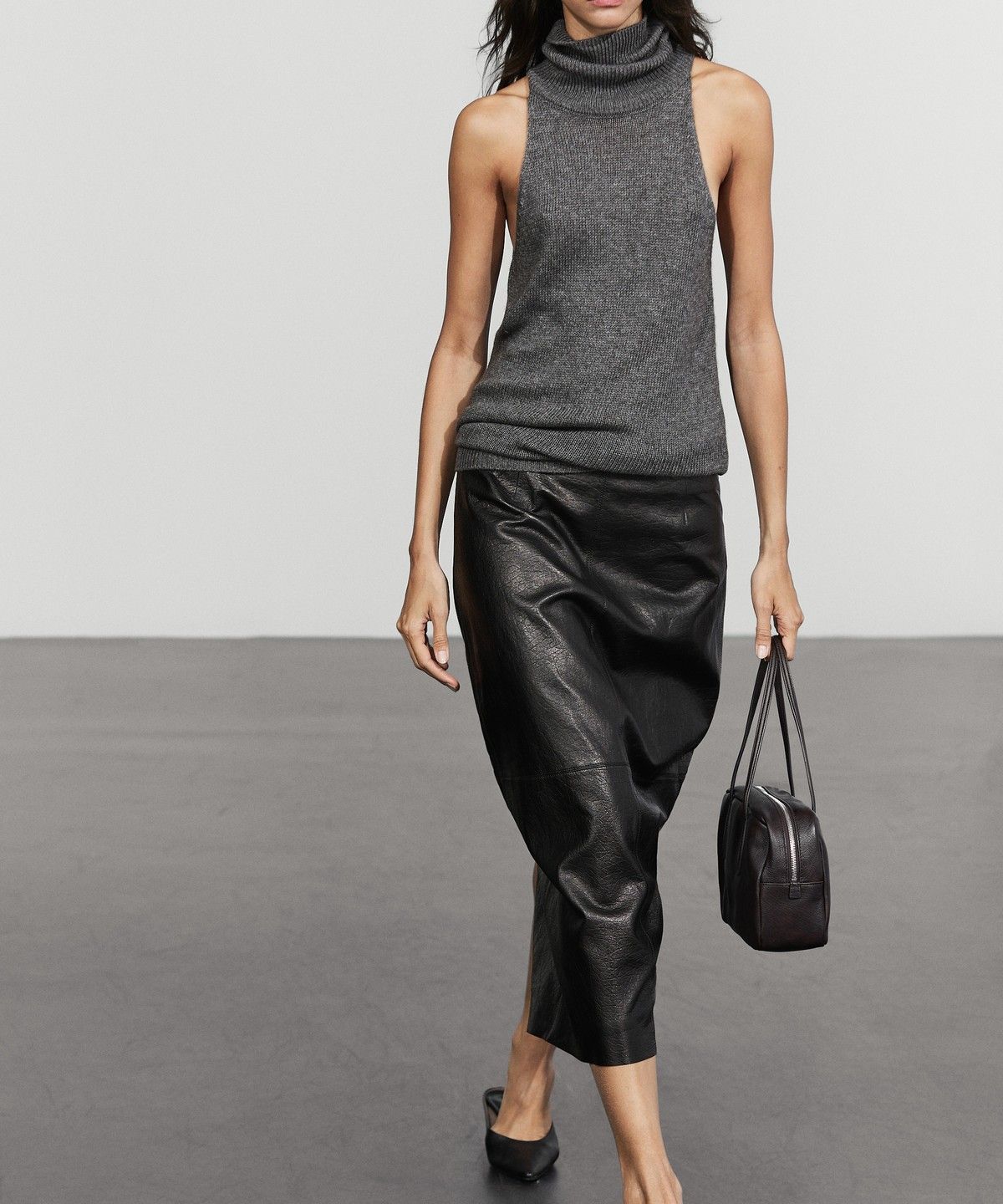 마시모두띠(MASSIMO DUTTI) 벌룬 실루엣 나파 가죽 미디 스커트