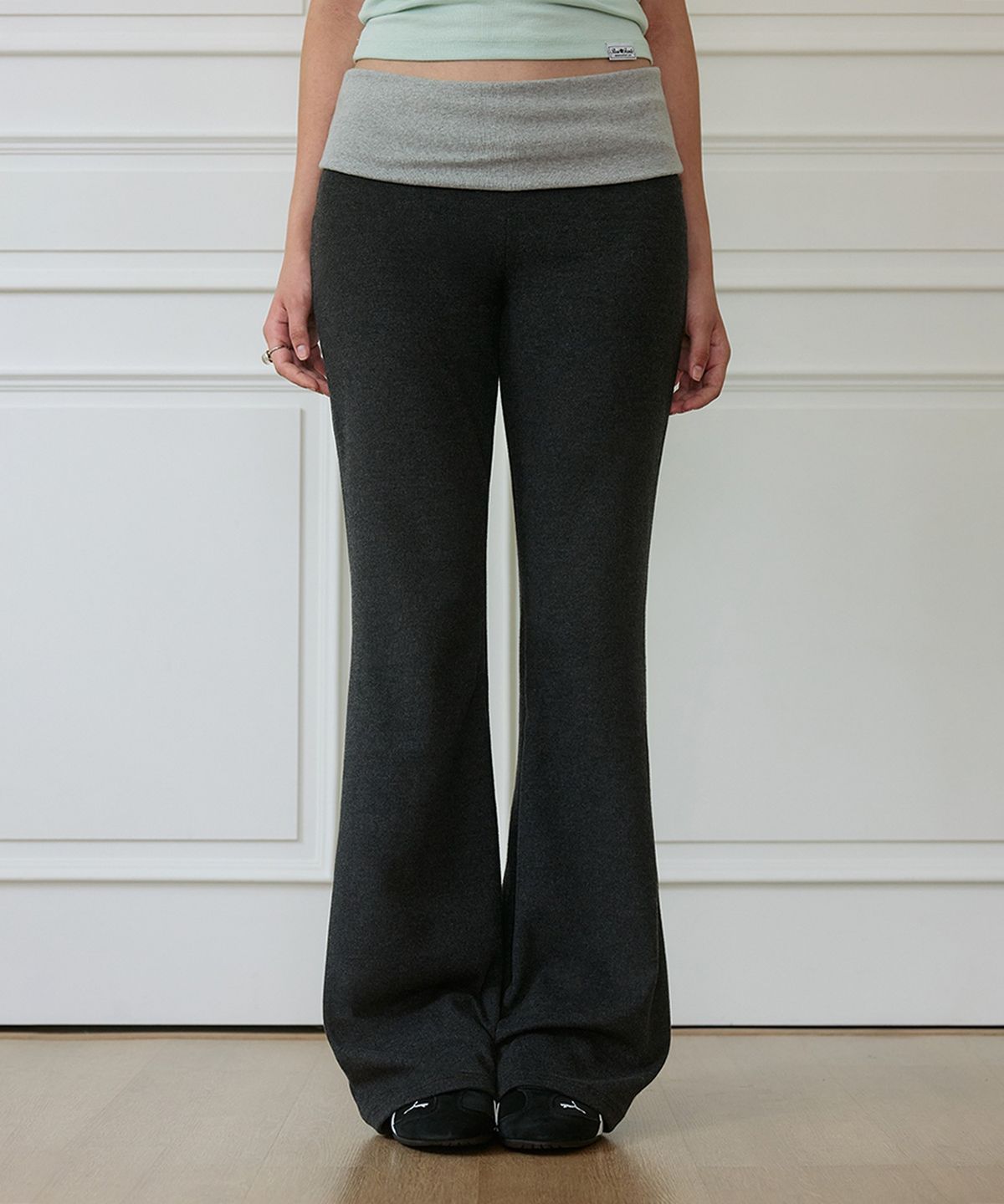 로제프란츠(ROSEFRANTZ) Fold-Over Waistband Flare Pants [Charcoal]