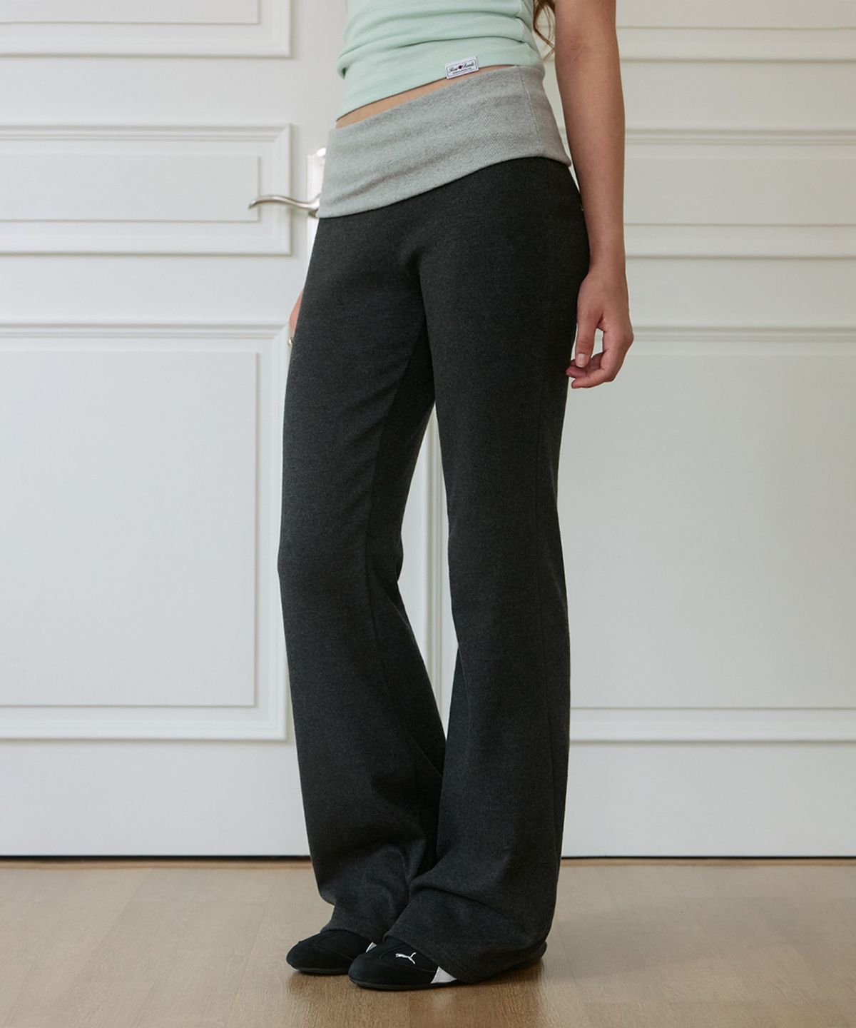 로제프란츠(ROSEFRANTZ) Fold-Over Waistband Flare Pants [Charcoal]