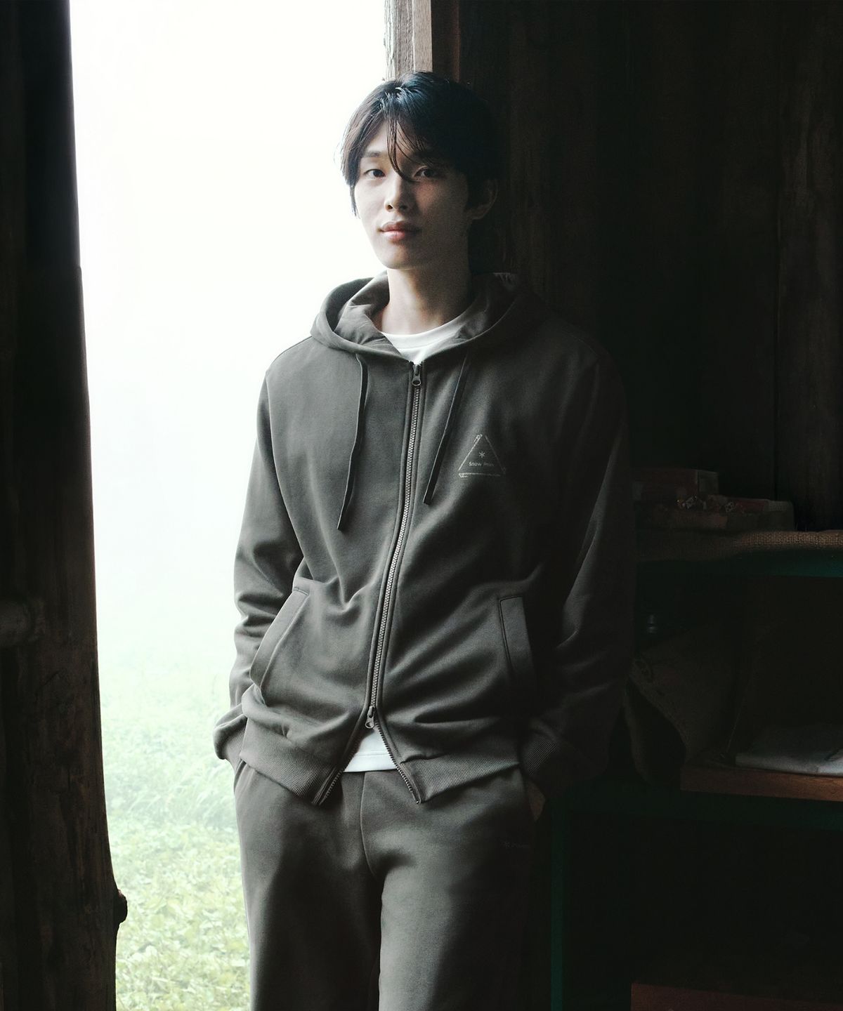 스노우피크 어패럴(SNOWPEAK APPAREL) 약기모 그래픽 후드 집업 (S26WUFFJ68) Dark Khaki
