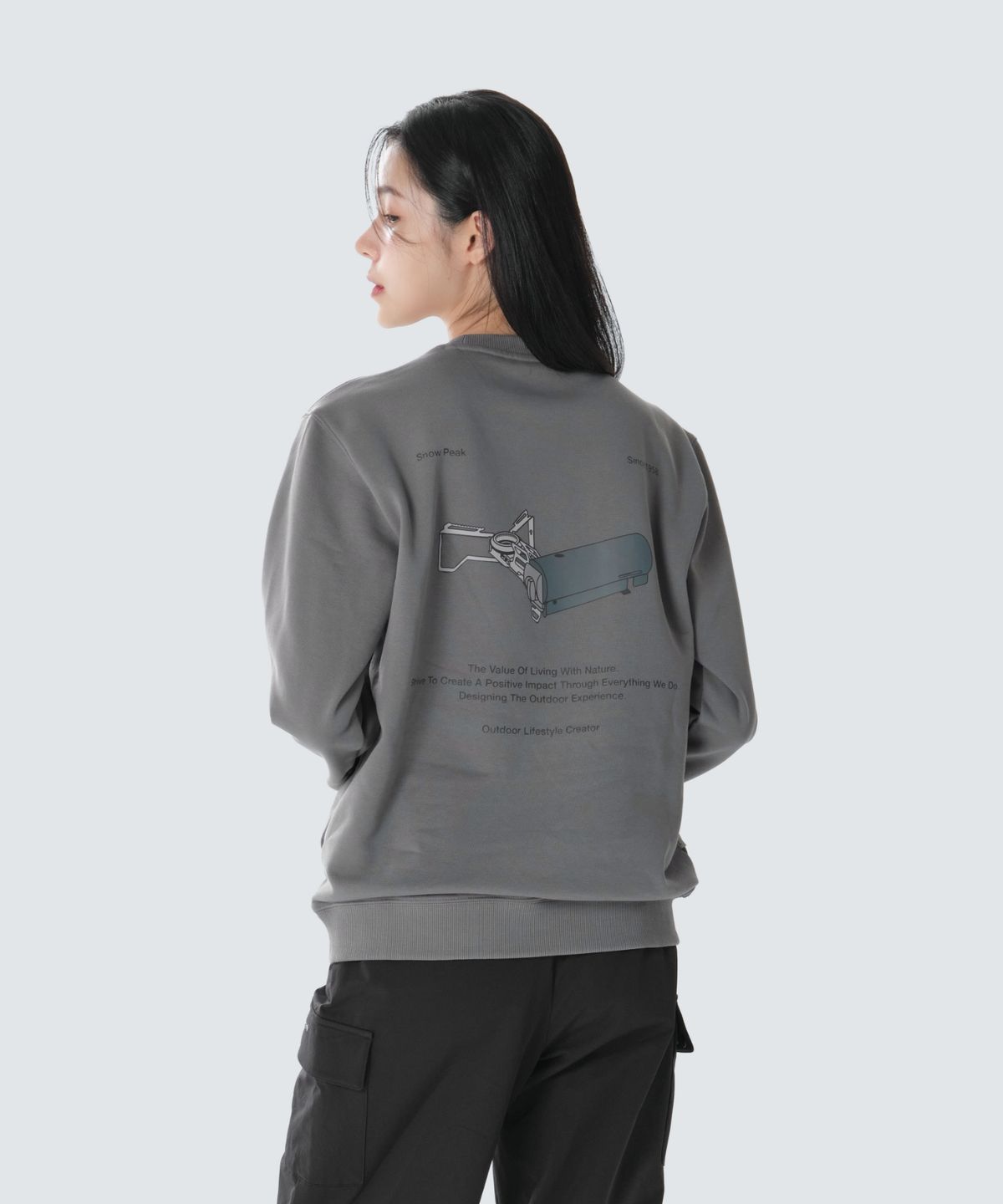 스노우피크 어패럴(SNOWPEAK APPAREL) 약기모 버너 그래픽 맨투맨 (S26WUFHT66) Dark Gray