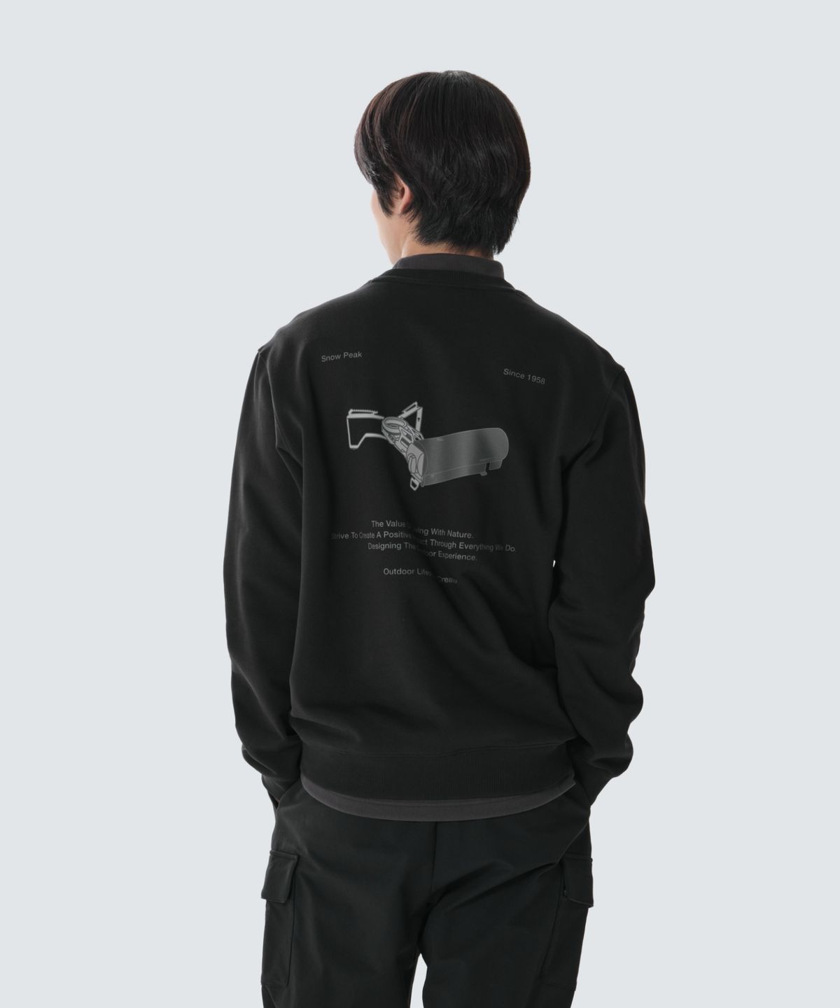 스노우피크 어패럴(SNOWPEAK APPAREL) 약기모 버너 그래픽 맨투맨 (S26WUFHT66) Black