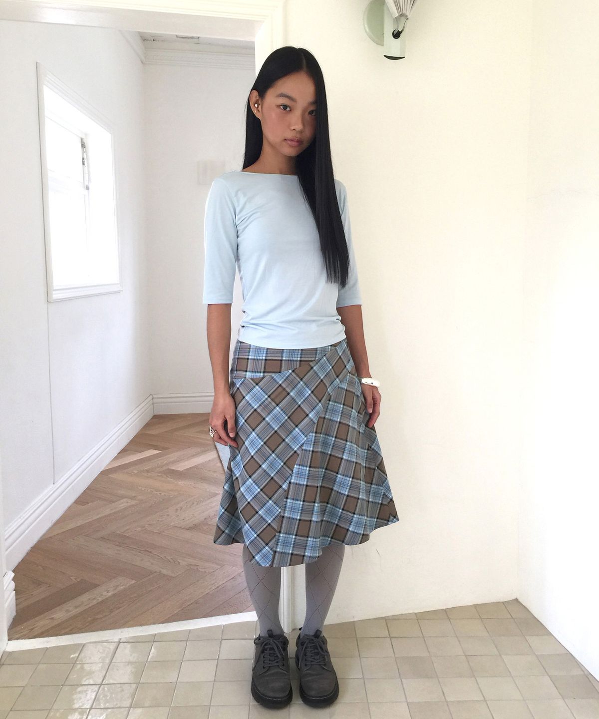 인오도르(INODORE) BIAS CHECK MIDI SKIRT _ BLUE