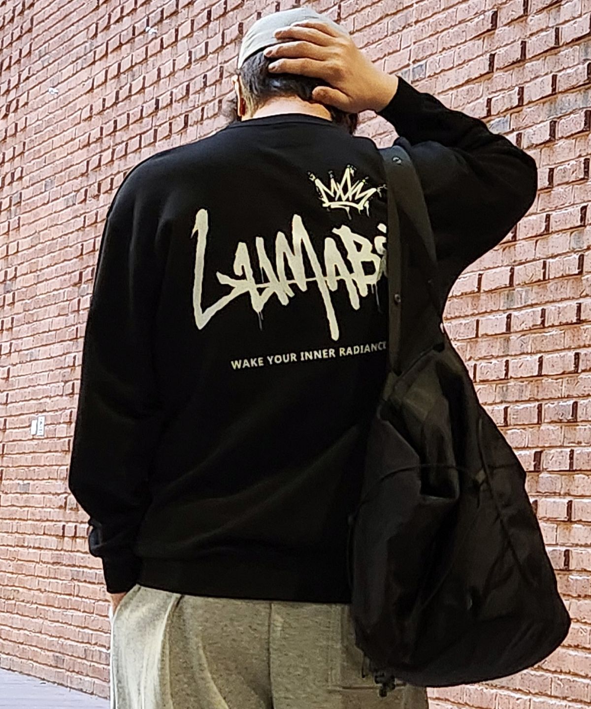 루마베(LUMABE) 26 F/W 맨투맨 백 그래피티