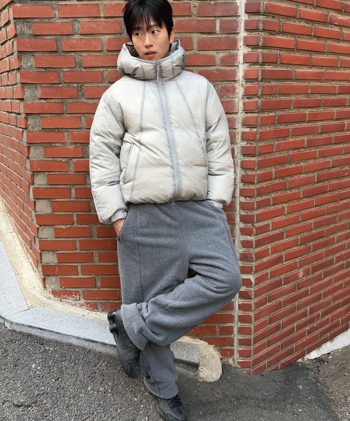 유니버스 가먼트(UNIVERSE GARMENT) 데일리 와이드 플리스 팬츠_CHARCOAL