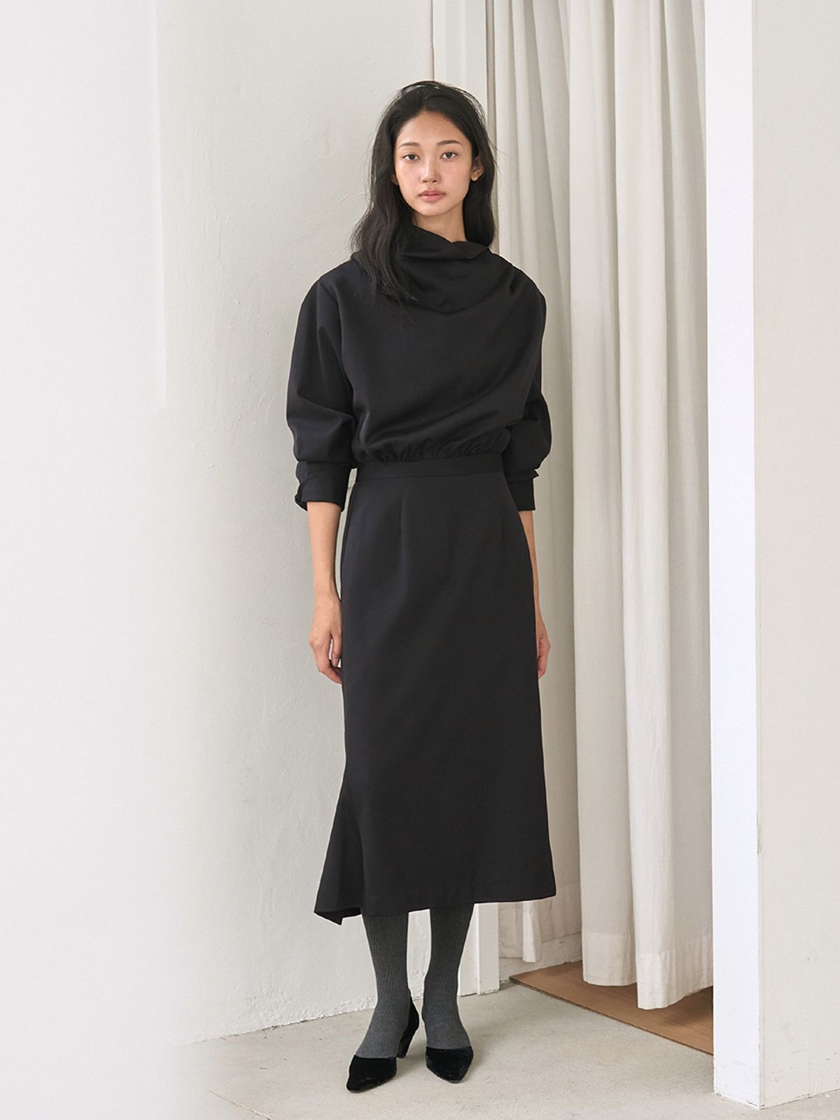 모멧(MOMET) 오브 드레이핑 슬릿 원피스 블랙