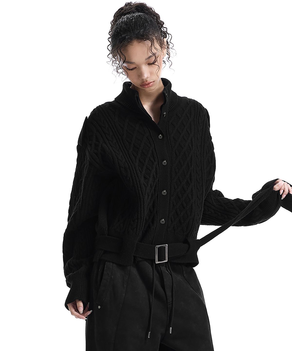 트리밍버드(TREEMINGBIRD) Belted Button Fisherman Knit Jacket [ Black ]