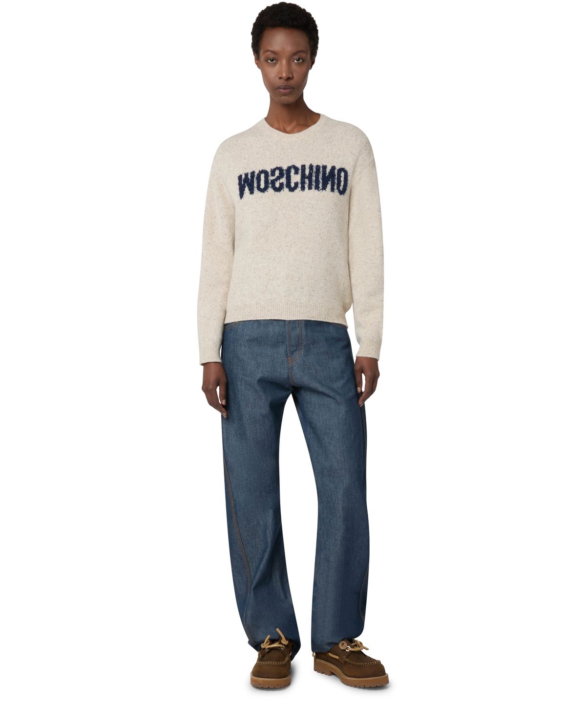 모스키노(MOSCHINO) 업사이드 다운 로고 울 실크 블렌드 스웨터