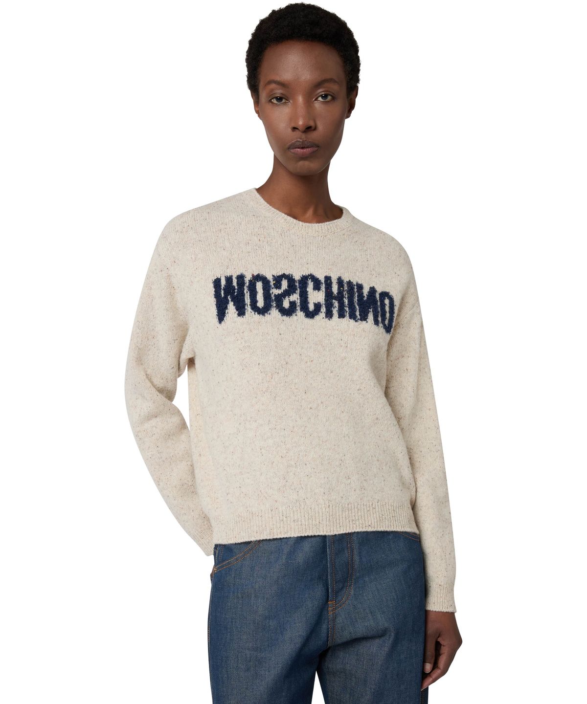 모스키노(MOSCHINO) 업사이드 다운 로고 울 실크 블렌드 스웨터