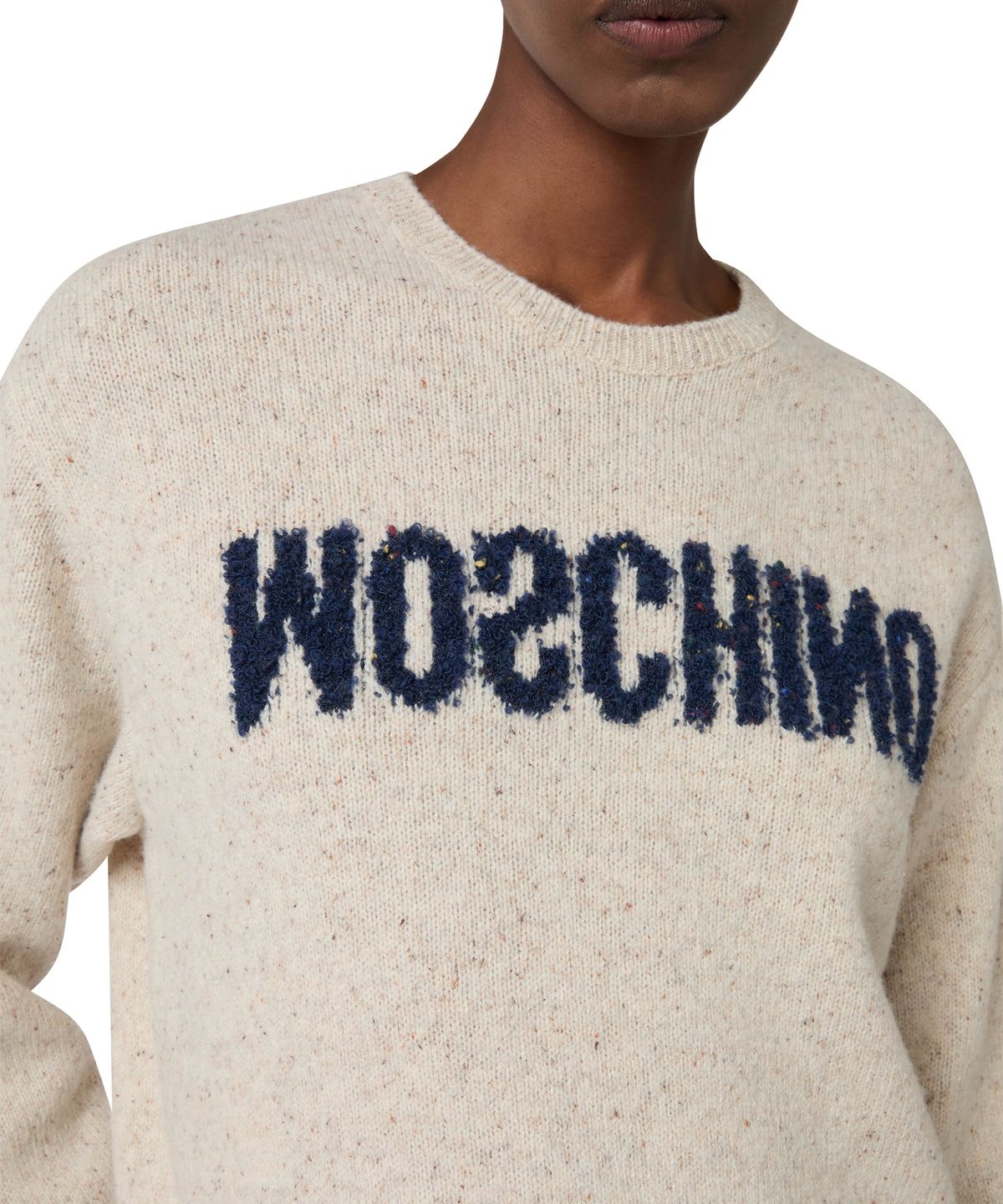 모스키노(MOSCHINO) 업사이드 다운 로고 울 실크 블렌드 스웨터