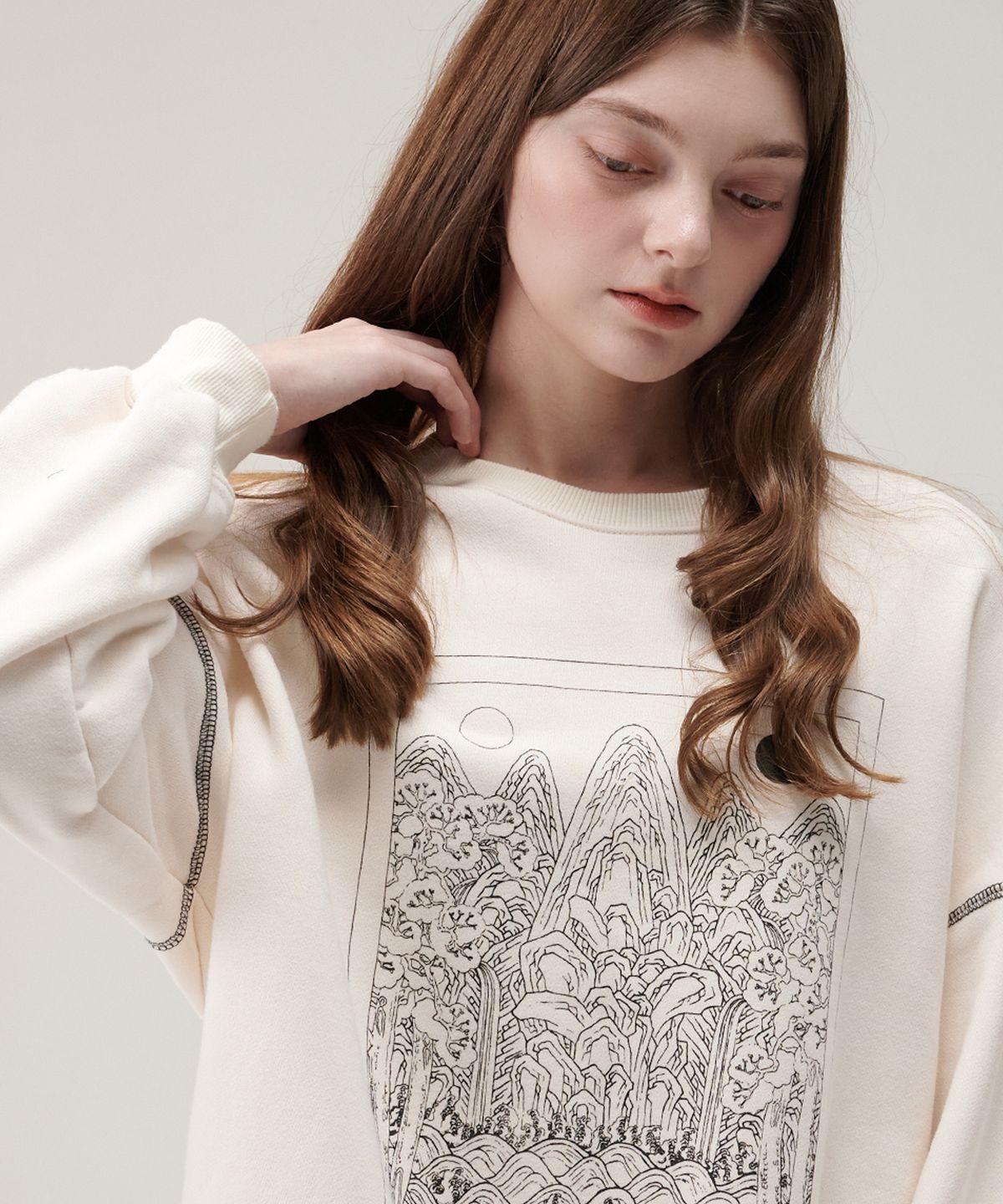 유가당(YUGADANG) Sun,moon and five peaks sweatshirt_crème 일월오봉도 스웻셔츠_크림