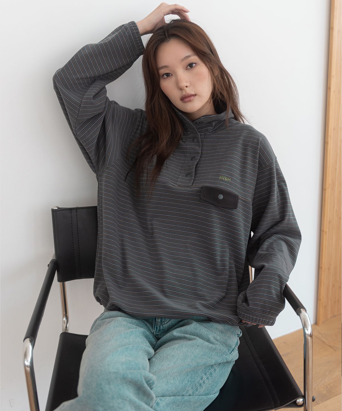 해비즘(HAVISM) STRIPE FLEECE HALF NECK SWEATSHIRT(CHARCOAL)