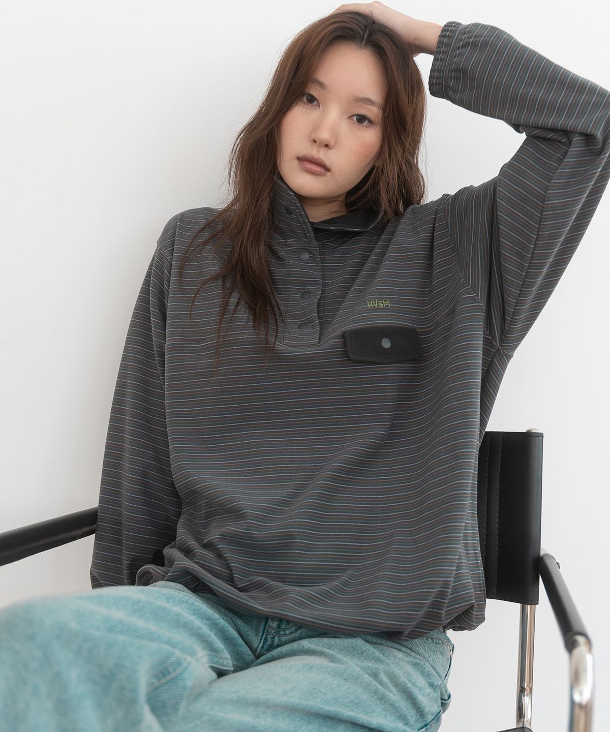 해비즘(HAVISM) STRIPE FLEECE HALF NECK SWEATSHIRT(CHARCOAL)