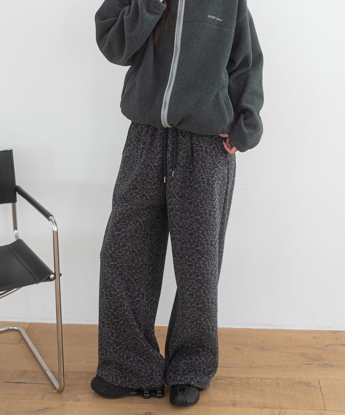 해비즘(HAVISM) FLEECE PATTERN SWEATPANTS(LEOPARD CHARCOAL)