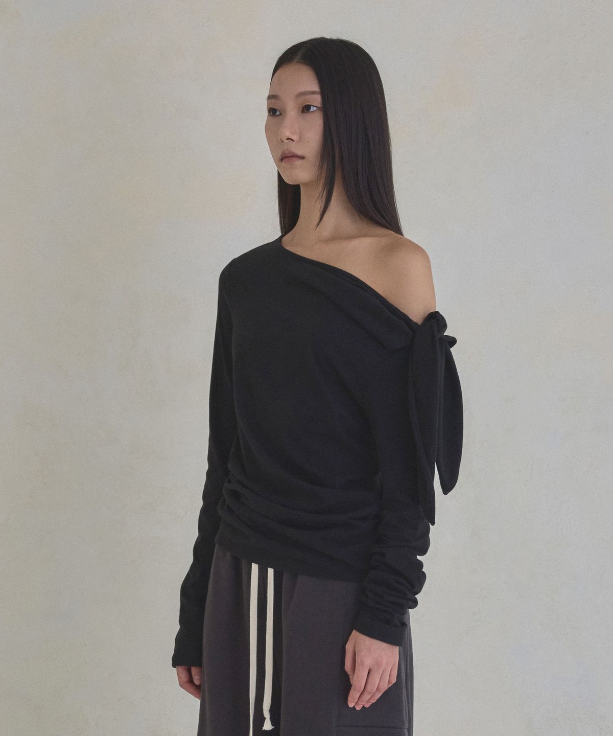 실롯(SEALOT) Tied-Up Shoulder Slit Long Sleeve Top (Black)