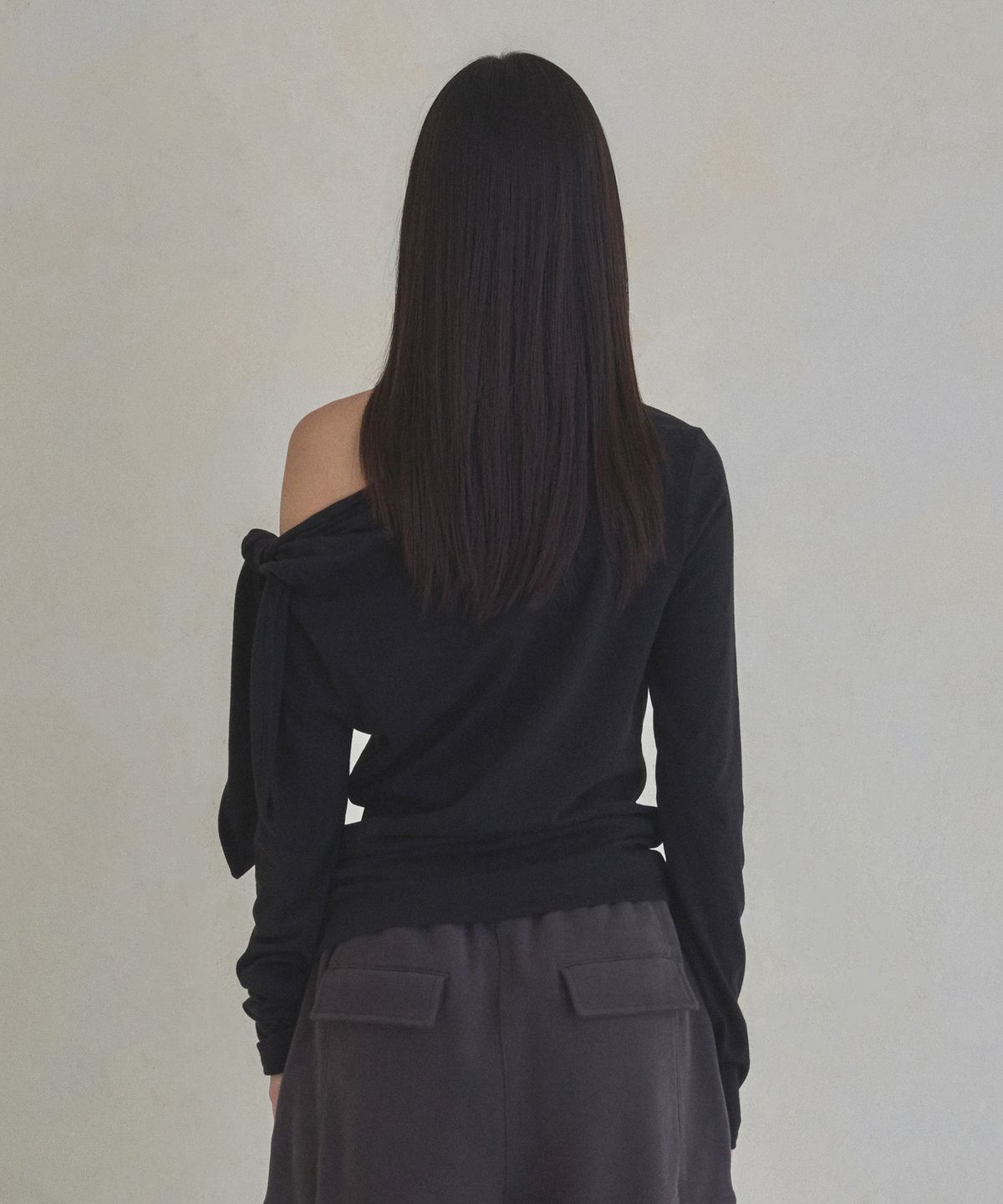 실롯(SEALOT) Tied-Up Shoulder Slit Long Sleeve Top (Black)