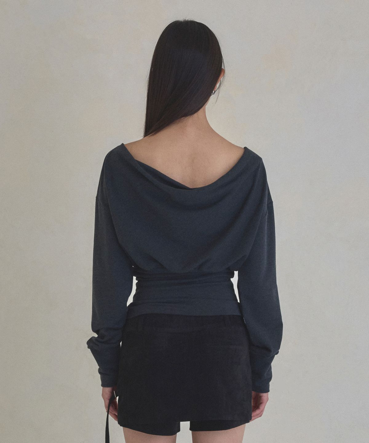 실롯(SEALOT) 2-Way Cowl Neck Long Sleeve Top (Charcoal)