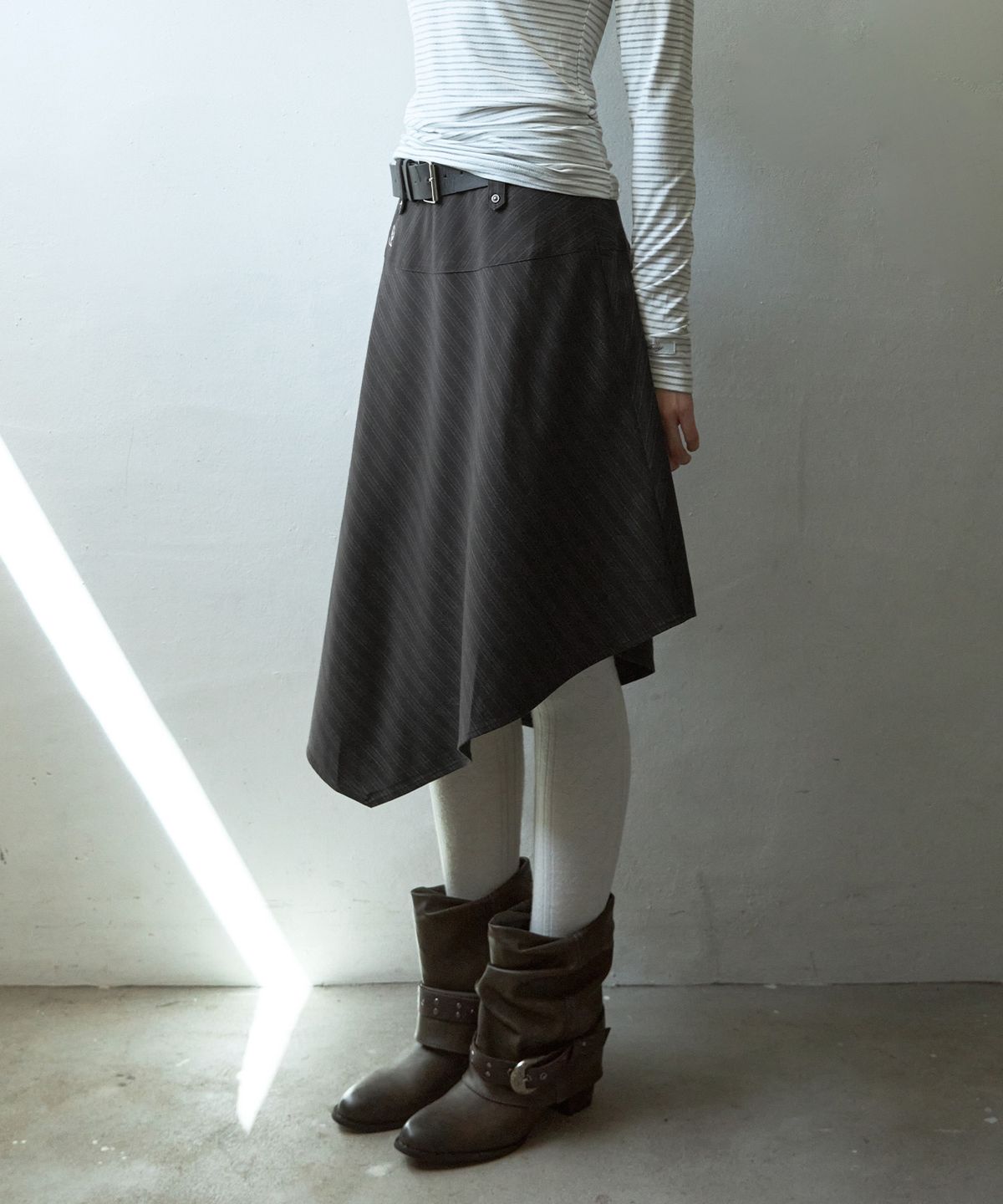 레더리(LEATHERY) 언발란스 미디 스커트 [CHARCOAL STRIPE]