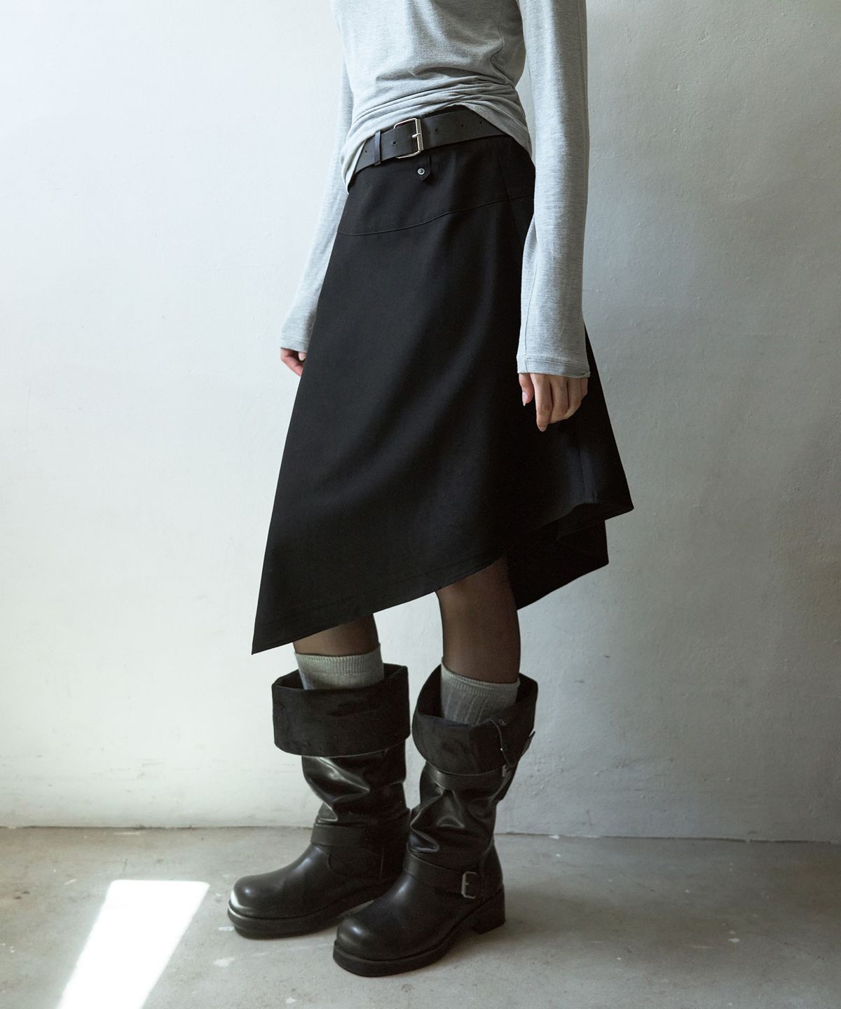 레더리(LEATHERY) 언발란스 미디 스커트 [BLACK]