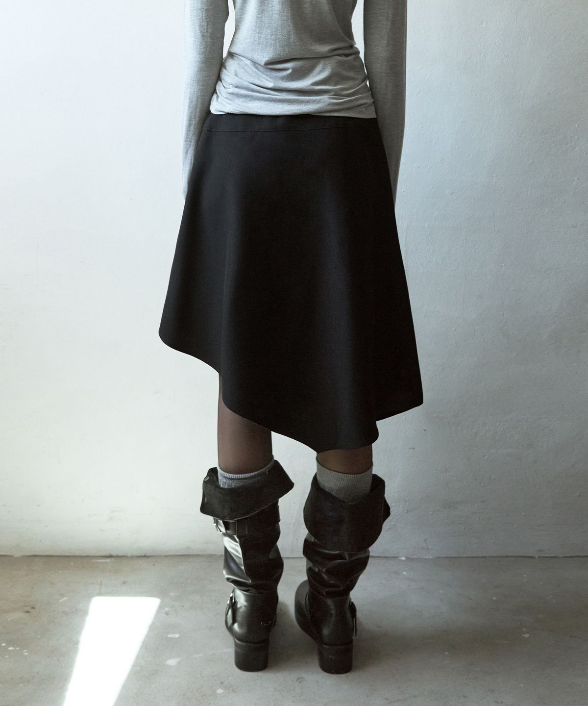 레더리(LEATHERY) 언발란스 미디 스커트 [BLACK]