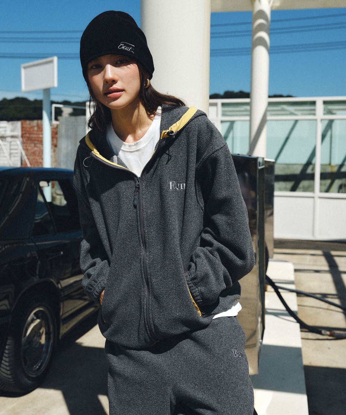 이우트(EEUT) 17 FLEECE PANTS / DARK GRAY