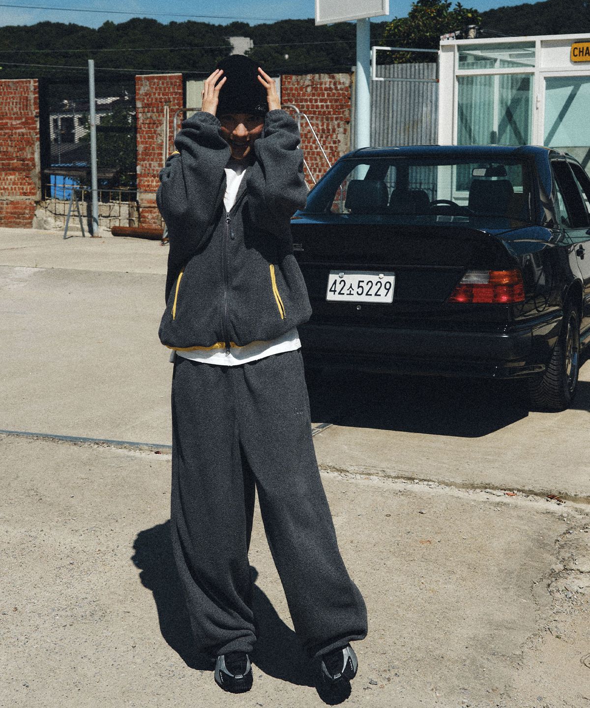 이우트(EEUT) 17 FLEECE PANTS / DARK GRAY