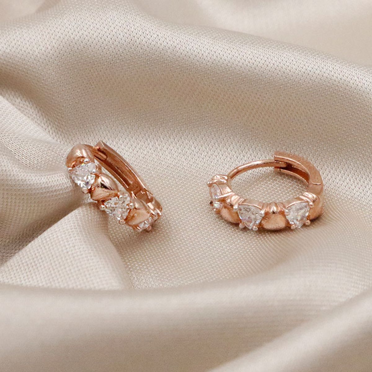 페이지플린(PAIGEFLYNN) 14K 트릴리언트 귀걸이(GoldPlated)_J6002BRE