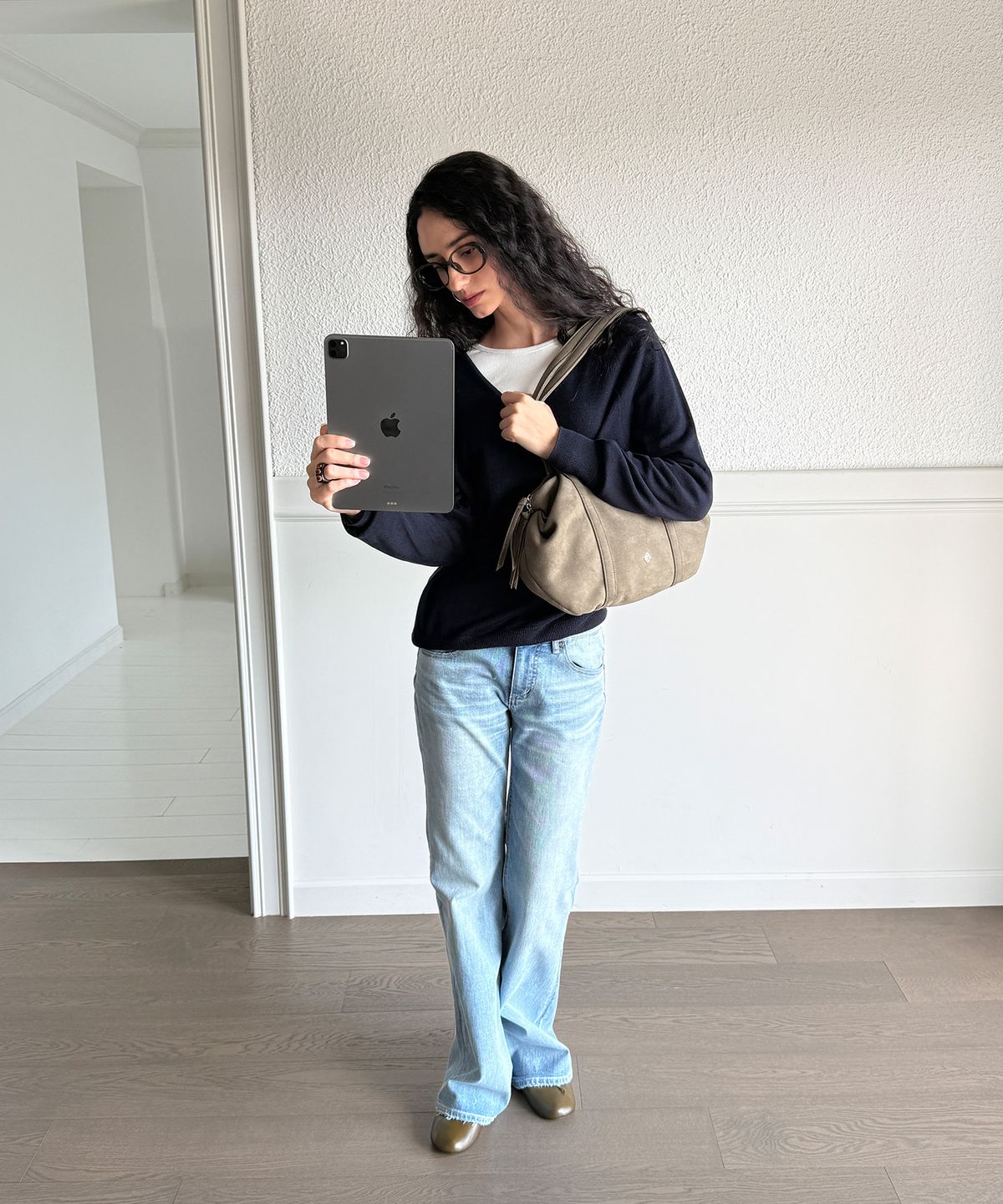 히어리(HEEARI) 오로라 셔링 스웨이드 더플백_올리브