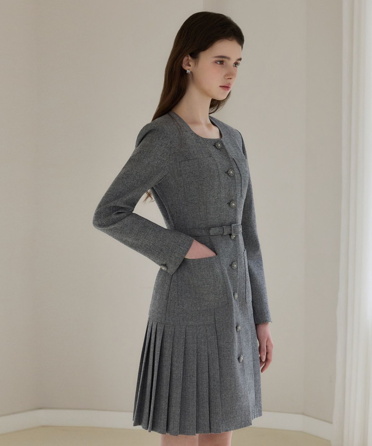 쥴리앤칼라(JULIY&CALLA) 26FW 칼라152 도멘 엘라 플리츠 트위드 원피스 헤링본블랙