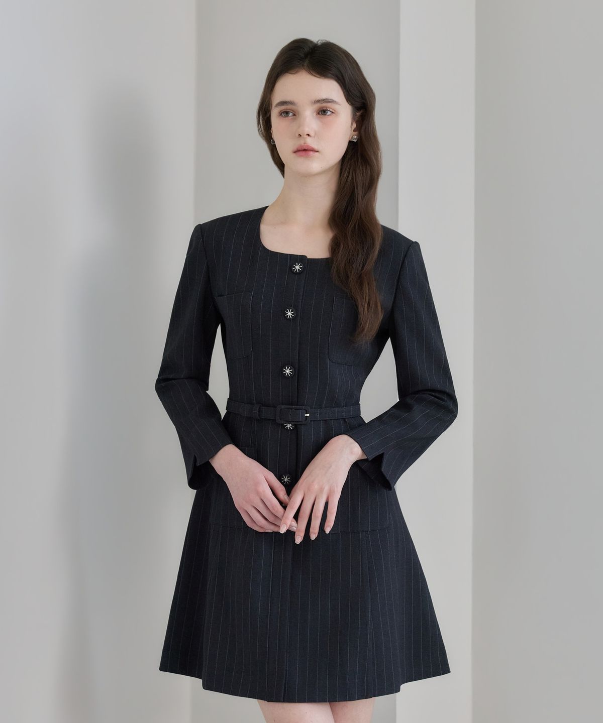 쥴리앤칼라(JULIY&CALLA) 26FW 칼라158 도멘 조엘라 스트라이프 원피스 차콜