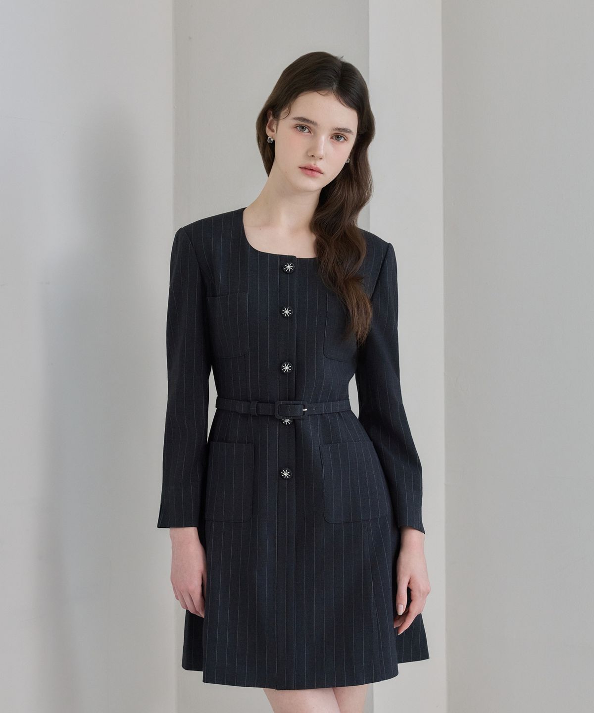 쥴리앤칼라(JULIY&CALLA) 26FW 칼라158 도멘 조엘라 스트라이프 원피스 차콜