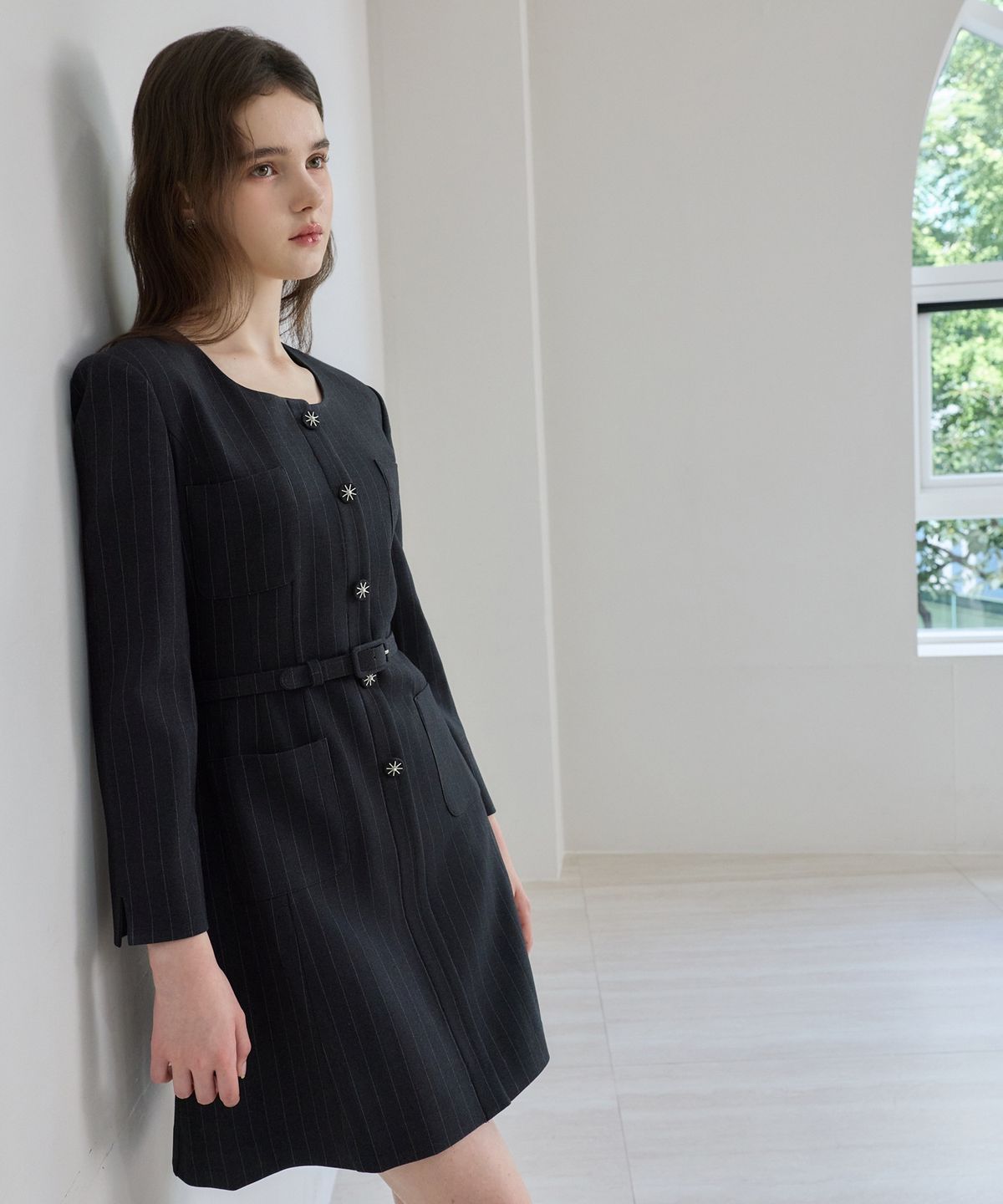 쥴리앤칼라(JULIY&CALLA) 26FW 칼라158 도멘 조엘라 스트라이프 원피스 차콜