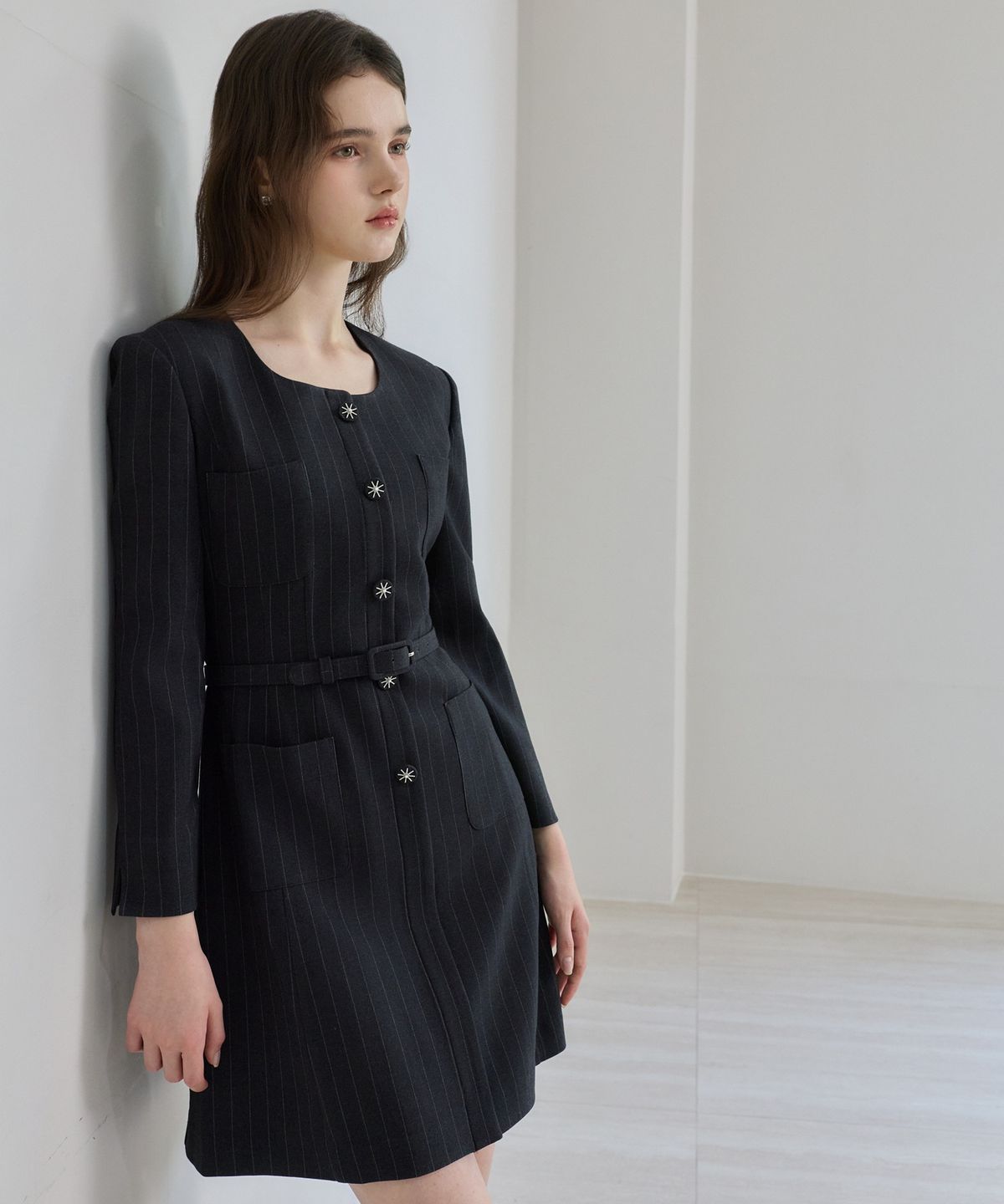쥴리앤칼라(JULIY&CALLA) 26FW 칼라158 도멘 조엘라 스트라이프 원피스 차콜