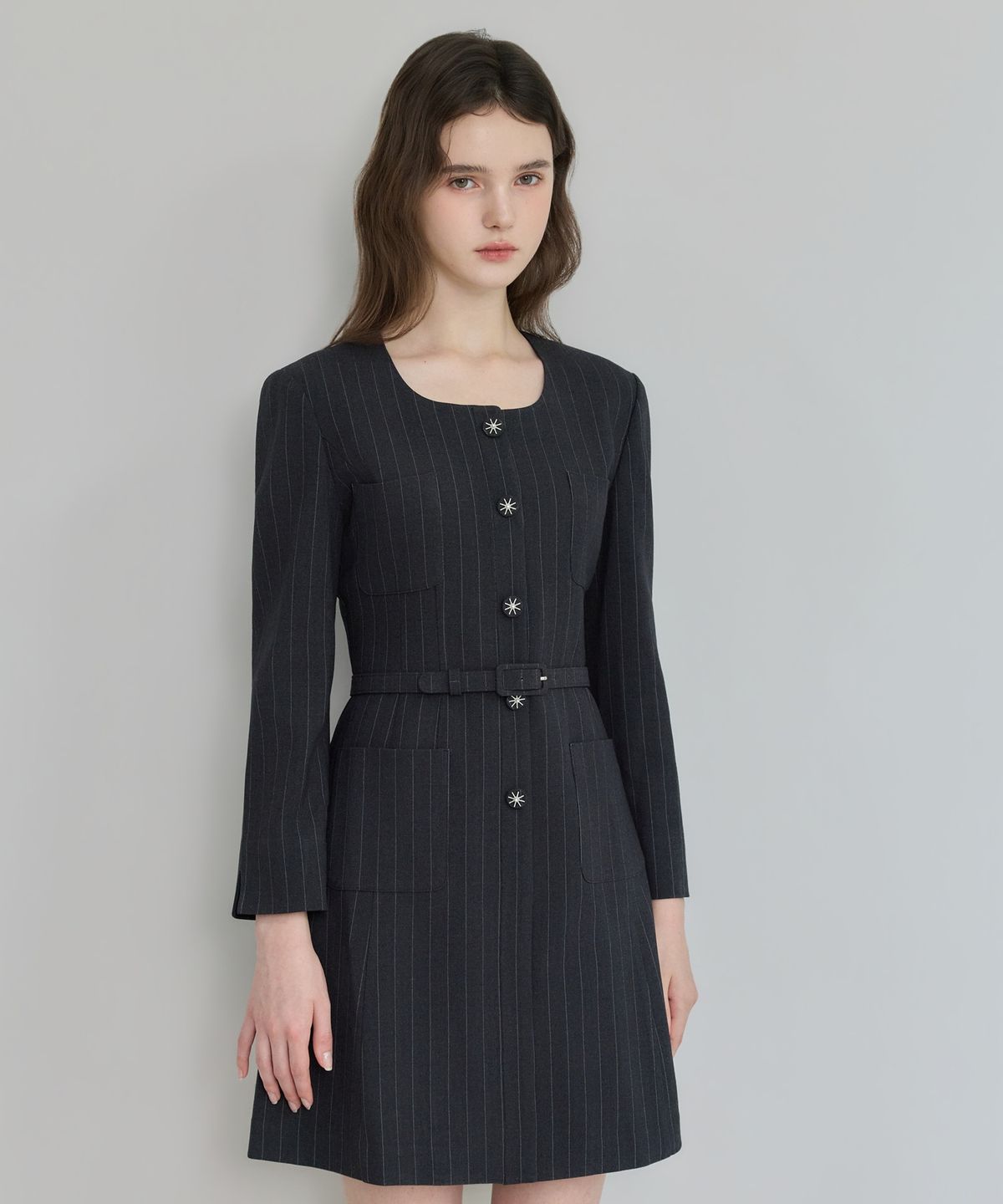 쥴리앤칼라(JULIY&CALLA) 26FW 칼라158 도멘 조엘라 스트라이프 원피스 차콜