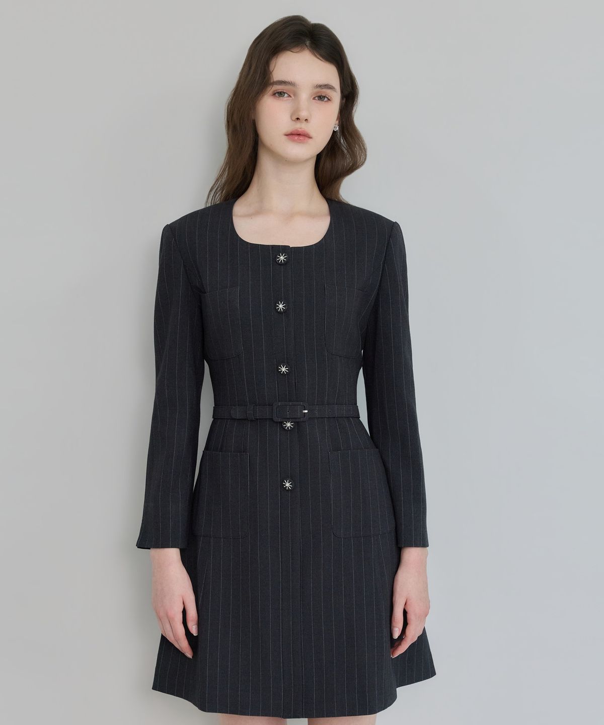 쥴리앤칼라(JULIY&CALLA) 26FW 칼라158 도멘 조엘라 스트라이프 원피스 차콜
