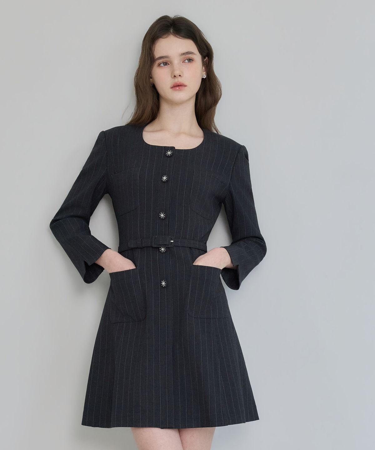 쥴리앤칼라(JULIY&CALLA) 26FW 칼라158 도멘 조엘라 스트라이프 원피스 차콜