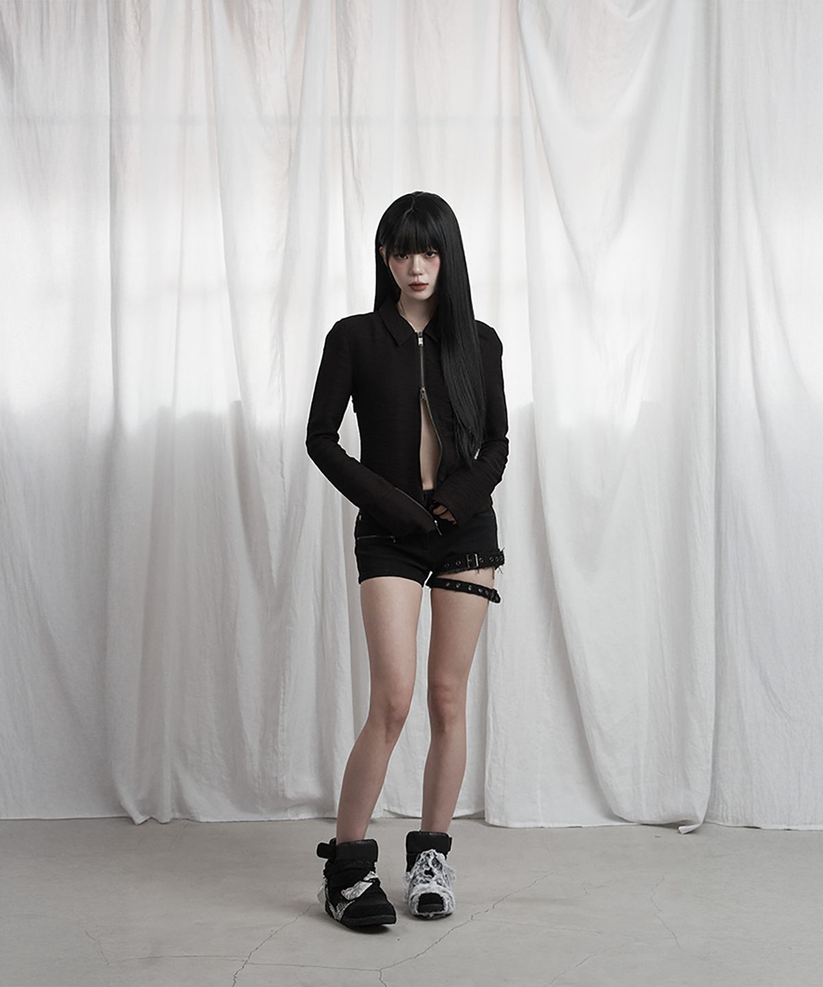 에트오소메(ETRE AU SOMMET) Side Shirring Zip-Up (Black)